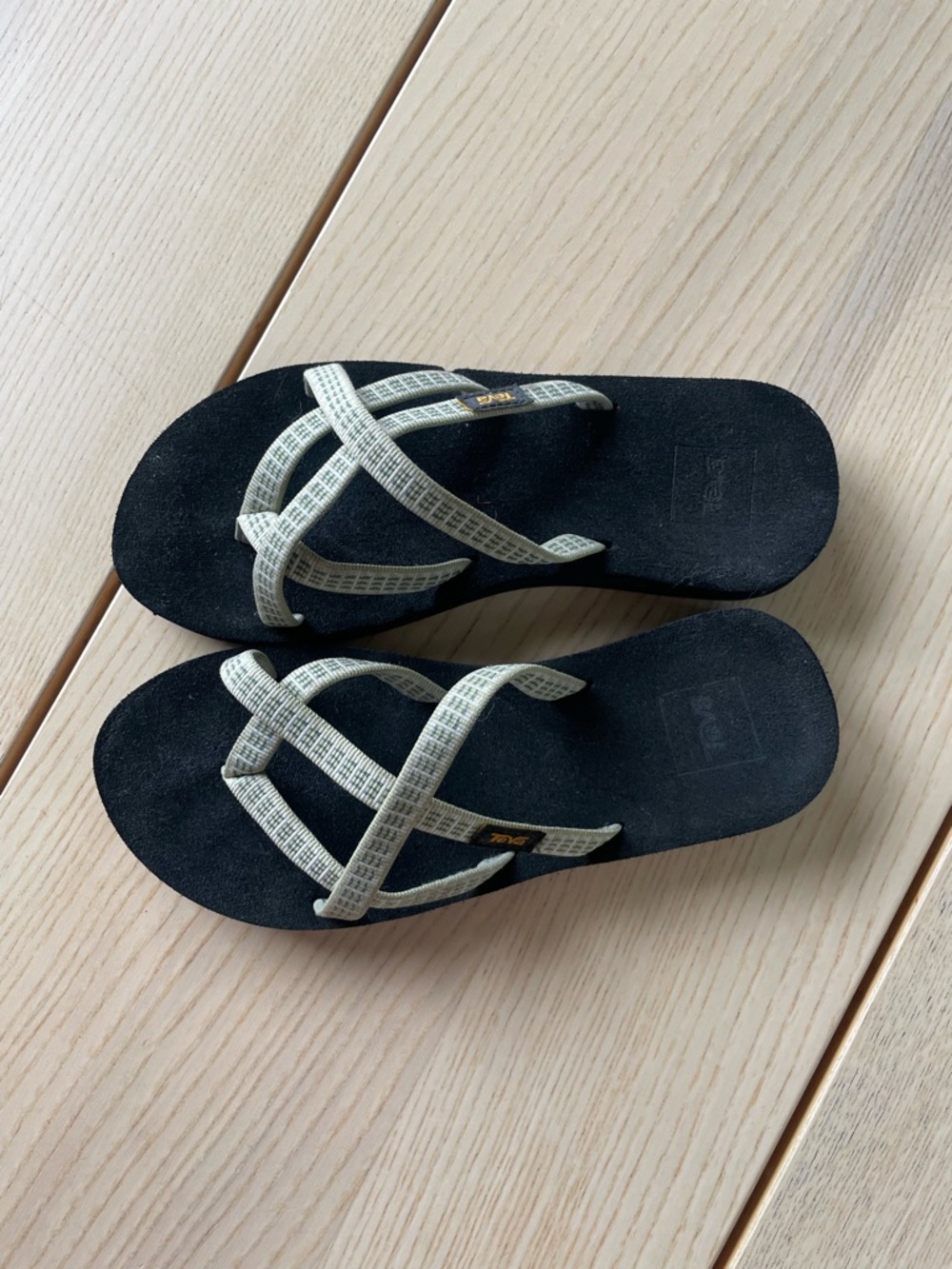 Teva Olowahu sandals size 6 ladies Black Footbed Sandals with Cream Straps sz 6